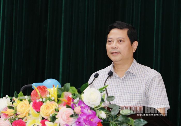 Đồng chí Lê Văn Kiên, Phó Chủ tịch Thường trực Ủy ban MTTQ Việt Nam tỉnh phát biểu thảo luận tại kỳ họp.