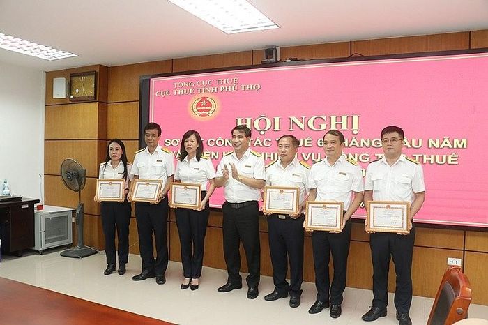  Lãnh đạo Cục Thuế Phú Thọ trao giấy khen cho các đơn vị đạt thành tích cao trong phong trào thi đua 6 tháng đầu năm 2023. Ảnh: VH 