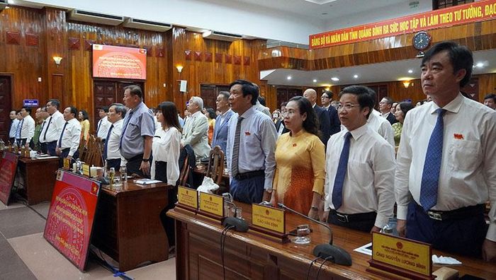 Các đại biểu làm lễ chào cờ