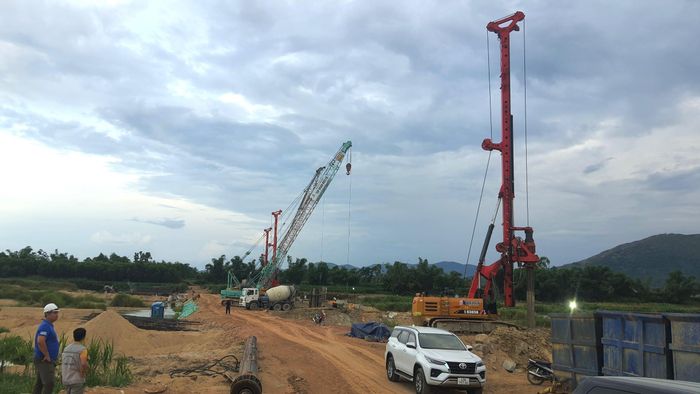 Một góc công trường thi công cao tốc Quảng Ngãi - Hoài Nhơn.