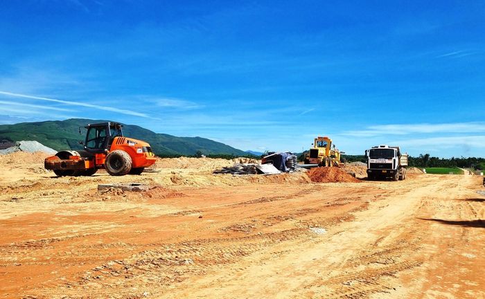 Một đơn thị triển khai thi công mặt đường cao tốc.