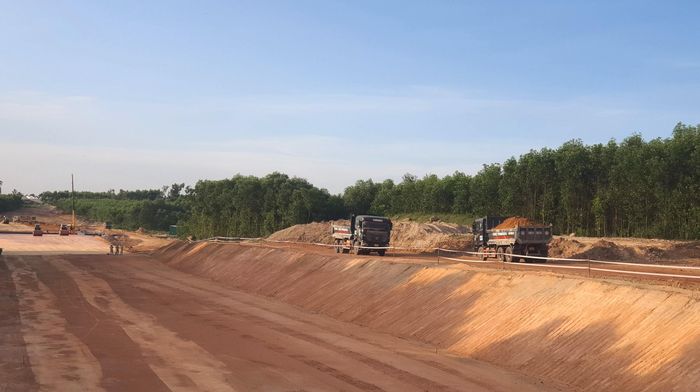 Các đơn vị thi công đang tích cực thi công để hoàn thành nền đường.