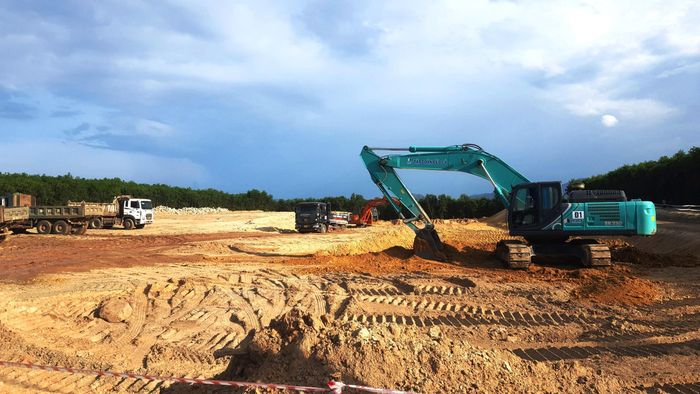Nhiều phương tiện được huy động để phục vụ thi công cao tốc.