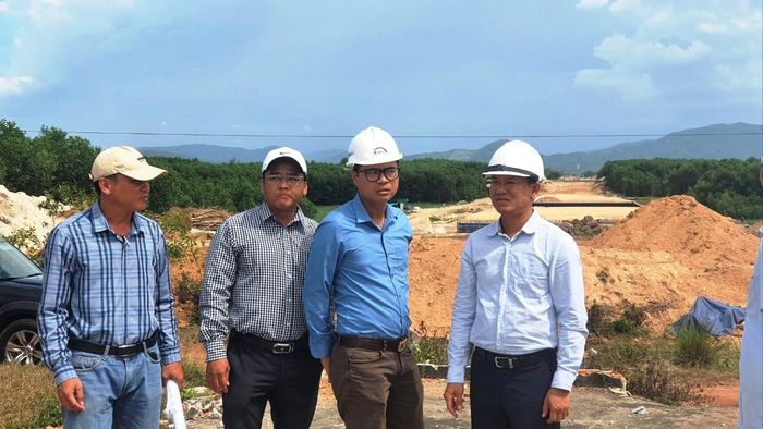 Lãnh đạo tỉnh Quảng Ngãi đi kiểm tra thực trạng việc bàn giao mặt bằng.