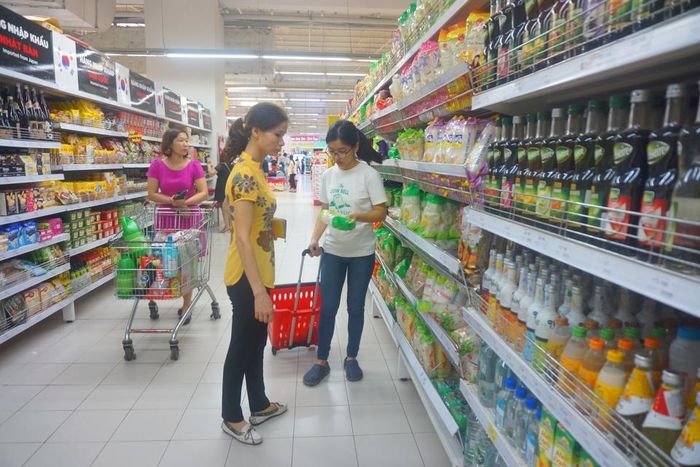 Người tiêu dùng chọn mua hàng tại siêu thị trên địa bàn quận Cầu Giấy, Hà Nội. Ảnh: Phạm Hùng