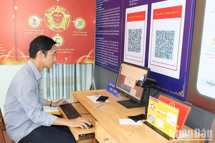 Người dân Quảng Ngãi quen dần với việc sử dụng dịch vụ công trực tuyến. 