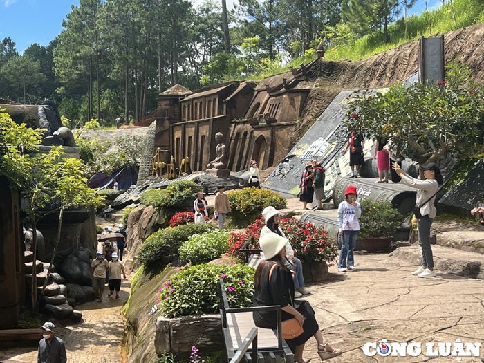  Làng đất sét mỗi ngày thu hút hàng ngàn khách ghé thăm 