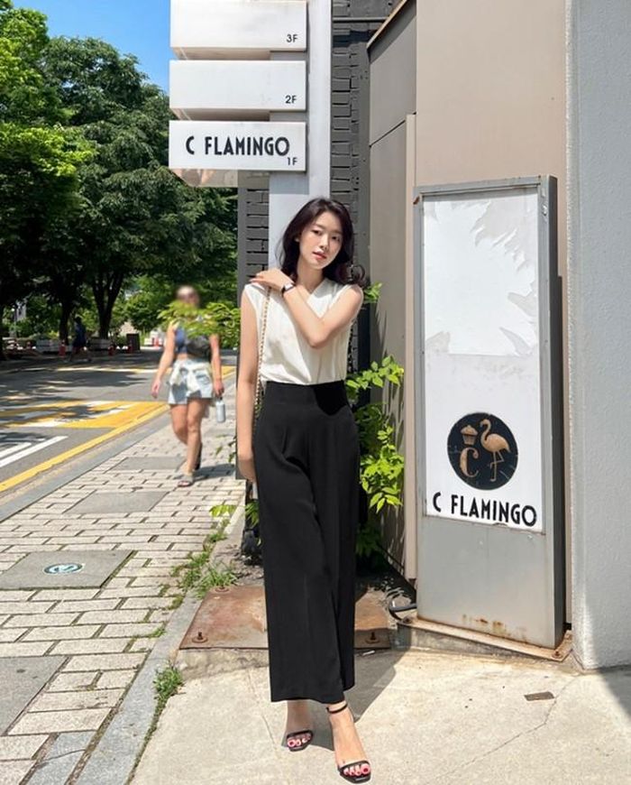 Quần culottes cũng như áo không tay đều là những item công sở hợp với thời tiết ngày hè. Bộ đôi này sẽ trở nên tôn dáng, lịch sự khi kết hợp cùng những phụ kiện nhẹ nhàng như sandal quai mảnh, túi đeo vai…