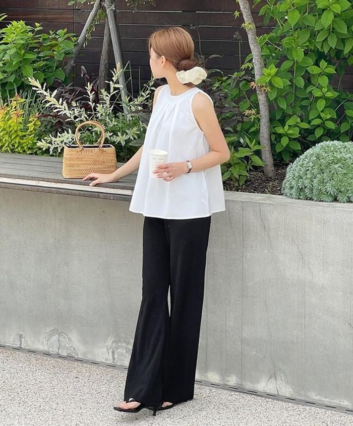 Áo không tay dáng babydoll và quần ống suông mang tới cảm giác thoải mái tuyệt đối cho toàn bộ set đồ. Hãy kết hợp thêm sandal cao gót để “ăn gian” chiều cao cũng như giúp bộ trang phục đi làm trở nên thanh thoát, uyển chuyển.