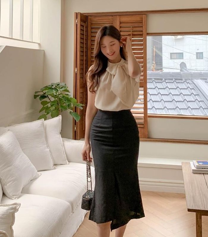 Chân váy đuôi cá tối màu mix cùng áo không tay màu sáng tạo nên sự đối lập cho hai phần cơ thể, từ đó giúp che giấu khuyết điểm khu vực từ vòng hai trở xuống. Các quý cô sở hữu vòng eo “bánh mỳ” hay phần đùi không được thon gọn chắc chắn rất yêu thích công thức này.