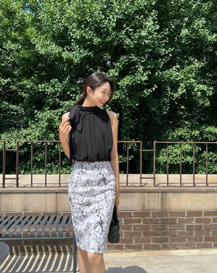 Sơ mi màu đen thường không phải lựa chọn được yêu thích chốn công sở, song khi kết hợp cùng thiết kế không tay lại khác, trở nên nhẹ nhàng, bay bổng hơn. Hãy mix cùng chân váy sáng màu để set đồ không bị cảm giác tối tăm bao phủ.
