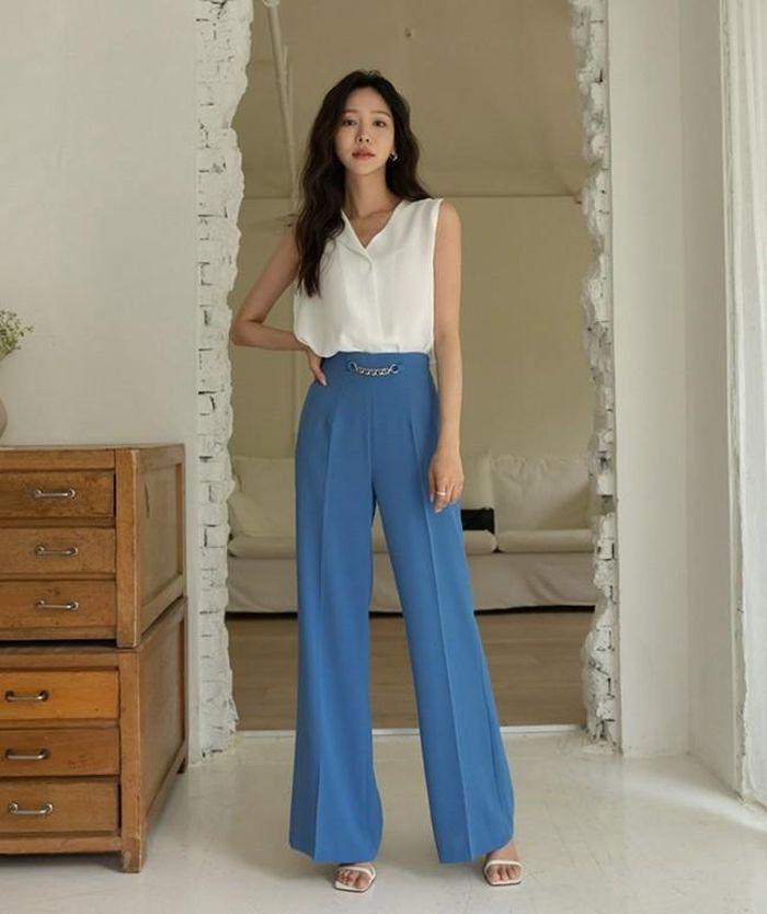 Muốn chân trông dài hơn, đừng ngại sơ vin áo không tay với quần âu ống rộng. Đây là bộ đôi tối giản nhưng hiệu quả thời trang không bao giờ khiến phái đẹp công sở thất vọng.