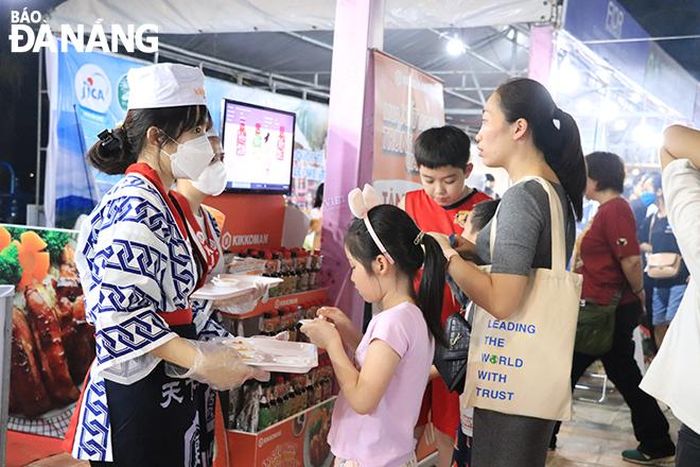 Đến với lễ hội, người dân có cơ hội thưởng thức những món ăn đặc trưng của đất nước Nhật Bản. Ảnh: X,D