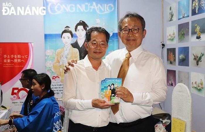 Bí thư Thành ủy Nguyễn Văn Quảng (bên trái) tham quan các gian hàng lễ hội và chụp ảnh lưu niệm cùng Đại sứ Nhật Bản tại Việt Nam Yamada Takio. Ảnh: X.D
