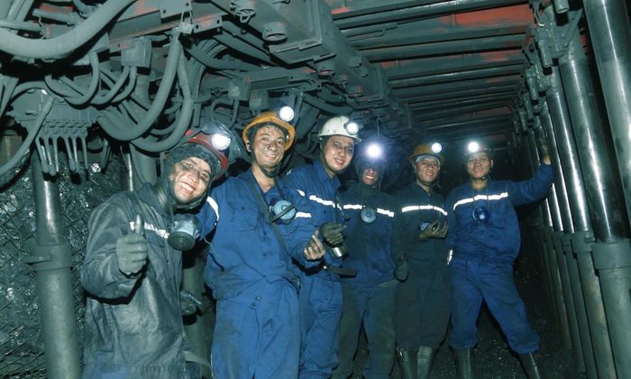 Anh Dương Văn Tập (đứng thứ nhất bên phải), thợ lò bậc 55, Tổ trưởng sản xuất Phân xưởng khai thác 8, cùng đồng nghiệp trong một ca sản xuất.