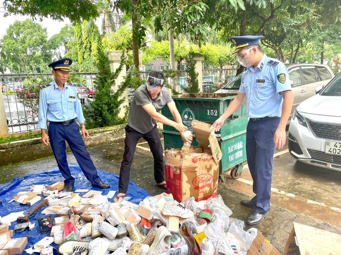 Tiêu hủy thực phẩm không rõ nguồn gốc xuất xứ.