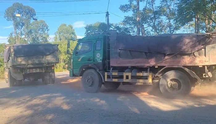 Dàn xe tại chạy qua địa bàn thôn Vĩnh Mới xã Việt Tiến khiến đất, cát rơi vãi khắp đường