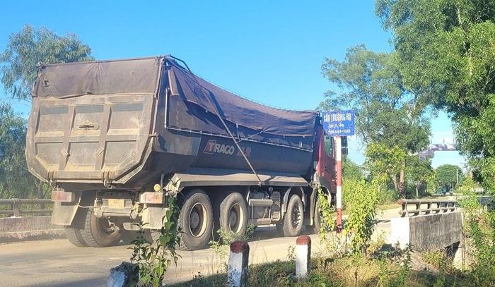 Hầu hết các xe đều chở đầy ắp đất, cát và chạy với tốc rất độ cao trên tuyến đường Thượng Ngọc
