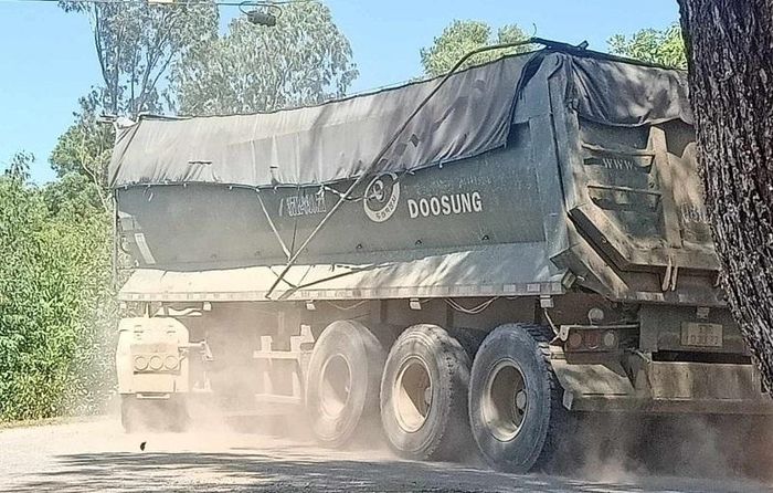 Các xe đều có dấu hiệu chở vượt quá tải trọng, ngày đêm băm nát cung đường