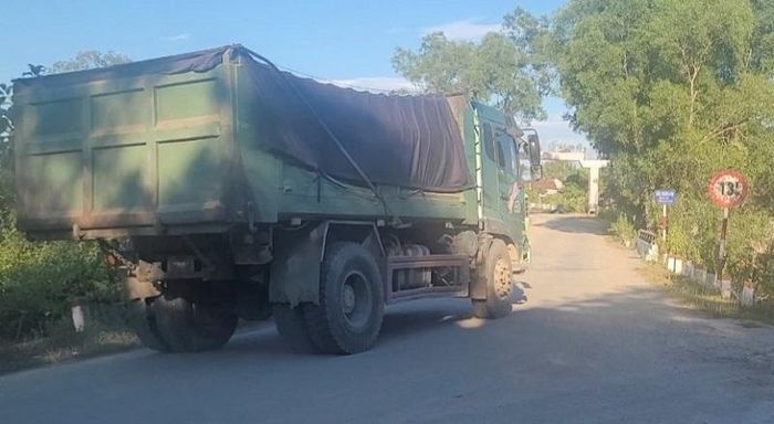 Dàn xe tải chở đất, cát lưu thông trên tuyến đường Thượng Ngọc có dấu hiệu vượt quá tải trọng, gây mất an toàn giao thông, ô nhiễm môi trường, nhưng vẫn chưa được các cấp có thẩm quyền vào cuộc xử lý