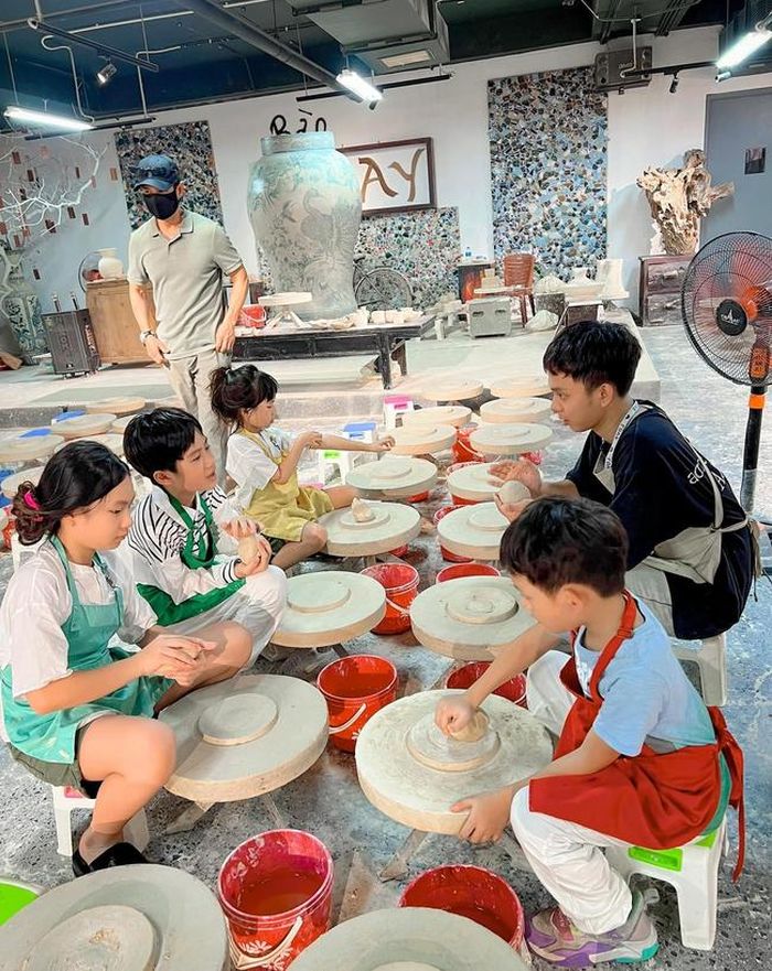 Các con của vợ chồng Hải - Hà được thoải mái sáng tạo, vui chơi theo ý thích, tự trải nghiệm cuộc sống đời thường.