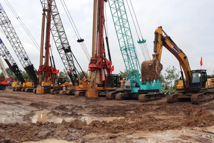 Máy móc thực hiện nghi thức khởi công.