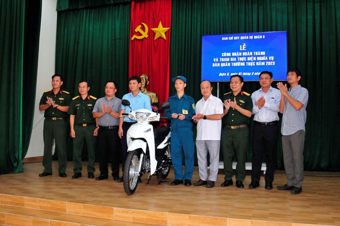 Ban Chỉ huy Quân sự quận 8 trao tặng xe máy làm sinh kế cho dân quân tự vệ địa phương