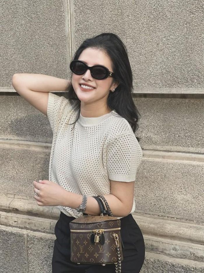 Dù tuổi còn trẻ nhưng Hải Vân đã sở hữu khối tài sản "không phải dạng vừa" với 2 căn hộ chung cư cao cấp ở Hà Nội, xế hộp riêng và bộ sưu tập hàng hiệu đắt đỏ.