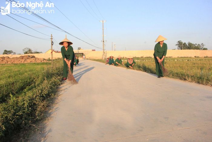  Tuyến đường "Thanh niên xung phong xanh – sạch – đẹp" luôn được lực lượng cựu thanh niên xung phong của xã chăm lo, vun vén sau khi đóng góp nhân lực thi công. Ảnh: Thanh Quỳnh 