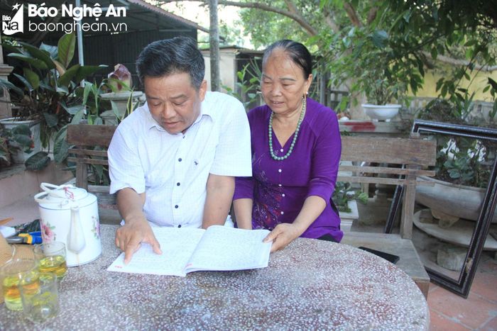  Cựu thanh niên xung phong Nguyễn Duy Trung (sinh năm 1956, bên trái) đã có 28 năm làm Bí thư, Xóm trưởng xóm Xuân Sơn, xã Diễn Đoài (Diễn Châu). Ông là người ủng hộ 100 triệu đồng tiền cá nhân để làm đường đi vào nhà văn hóa xóm. Ảnh: Thanh Quỳnh 