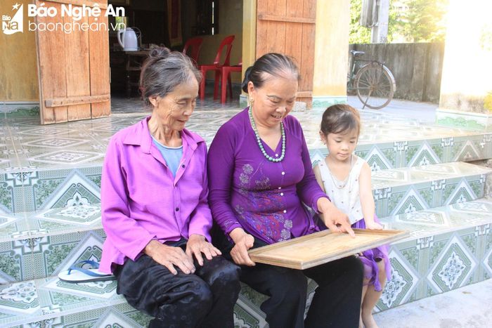  Giữa lúc đồng đội gặp khó khăn, bà Hồ Thị Lâm (sinh năm 1949) – Chủ tịch Hội Cựu thanh niên xung phong xã Diễn Đoài (giữa) đã đứng ra ủng hộ 60 triệu đồng và kêu gọi các cựu thanh niên xung phong trên địa bàn cùng chung tay giúp đỡ đồng đội mình. Ảnh: Thanh Quỳnh 