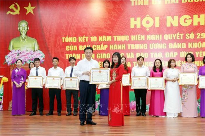 Trao Bằng khen của Chủ tịch UBND tỉnh Hải Dương cho các cá nhân có thành tích xuất sắc. Ảnh: Mạnh Tú/TTXVN