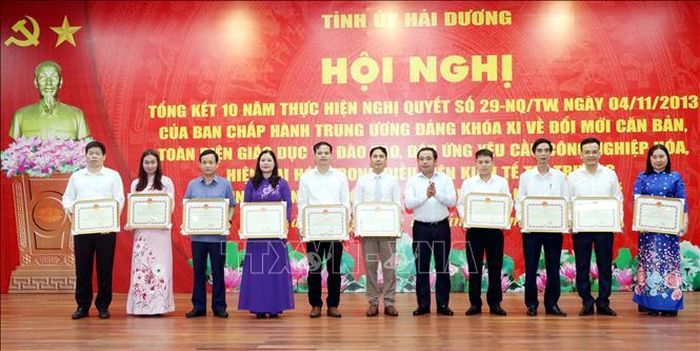 Trao Bằng khen của Chủ tịch UBND tỉnh Hải Dương cho các tập thể có thành tích xuất sắc. Ảnh: Mạnh Tú/TTXVN