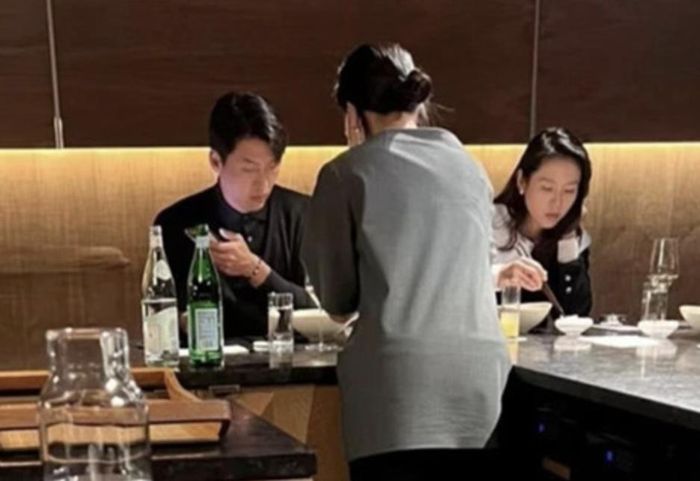 Son Ye Jin và ông xã Hyun Bin đi ăn.