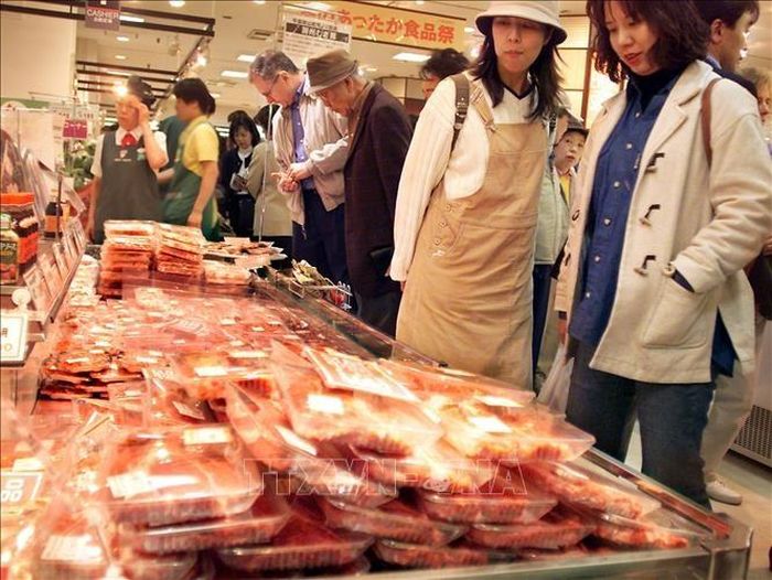 Khách hàng chọn mua thịt bò đóng gói tại khu chợ ở Tokyo, Nhật Bản. Ảnh: AFP/TTXVN