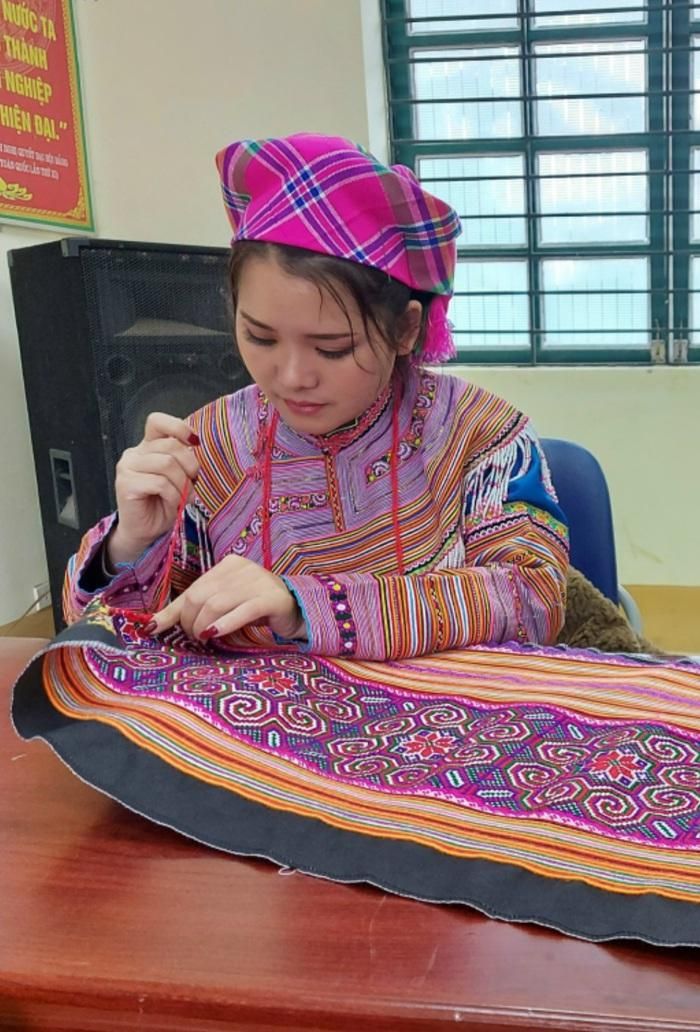 Chị Giàng Thị Chá gặp nhiều khó khăn trên con đường khởi nghiệp với nghề thổ cẩm