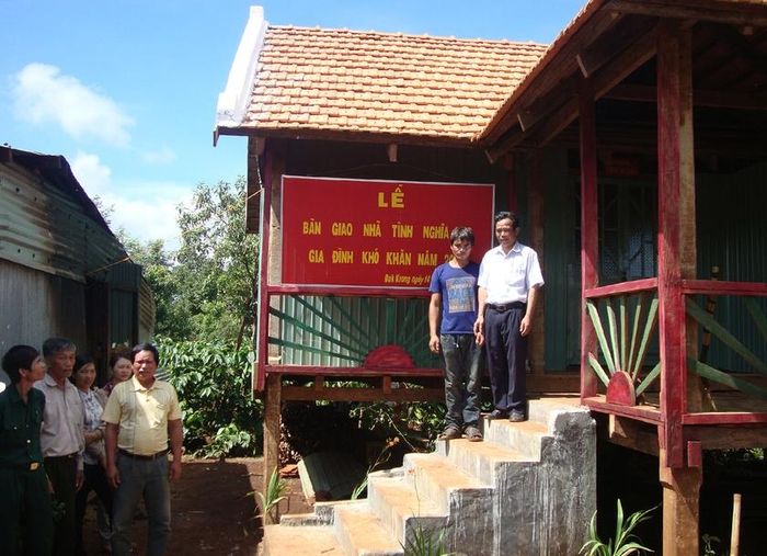 Huyện Đak Đoa bàn giao nhà tình nghĩa cho gia đình chính sách tại xã Đak Krong. Ảnh: T.N