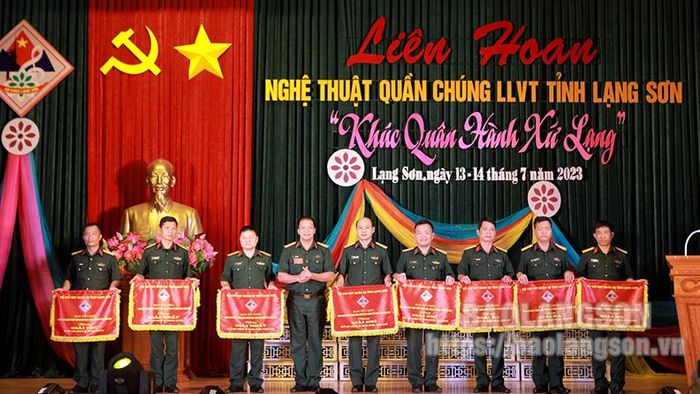 Ban Tổ chức trao giải thưởng cho các đội thi xuất sắc nhất