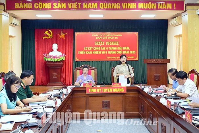 Đồng chí Nông Thị Bích Huệ, Ủy viên BTV Tỉnh ủy, Trưởng Ban Tuyên giáo Tỉnh ủy, Trưởng ban VH-XH HĐND tỉnh, Phó Trưởng Ban Thường trực Ban Chỉ đạo 35 tỉnh điều hành phiên thảo luận.