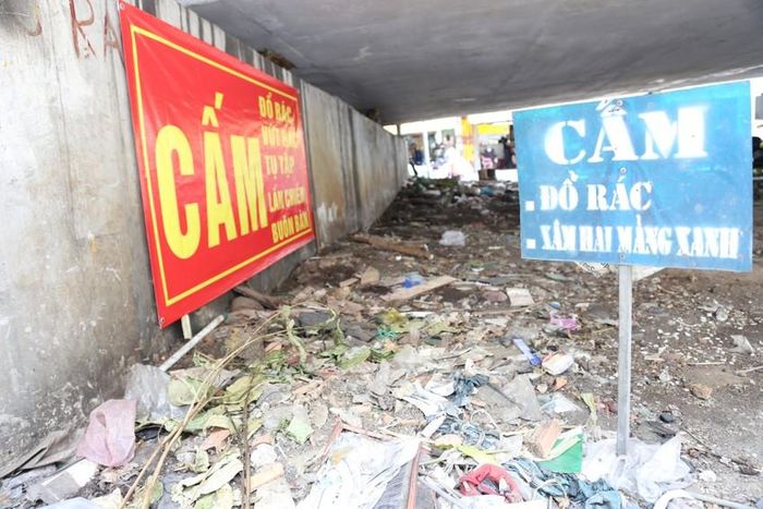 Dạ cầu Nguyễn Văn Cừ, phía quận 8 hiện nay chưa được lắp rào, rác chất đống cạnh hai biển cấm. Trước thực trạng trên, Sở GTVT TP cho biết sắp tới dạ cầu này cũng sẽ được lắp hàng rào để bảo vệ. Ảnh: ĐT