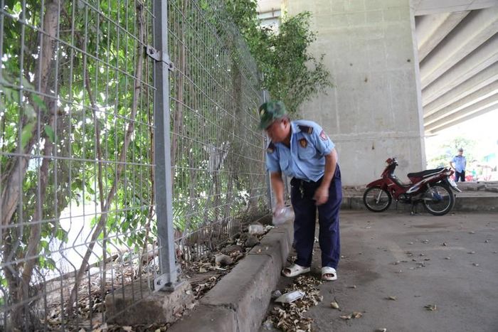 Khu vực cầu Phú Mỹ, quận 7 cũng được rào chắn. Nơi đây cũng có bảo vệ để ngăn tình trạng đổ rác trộm. Ảnh: ĐT