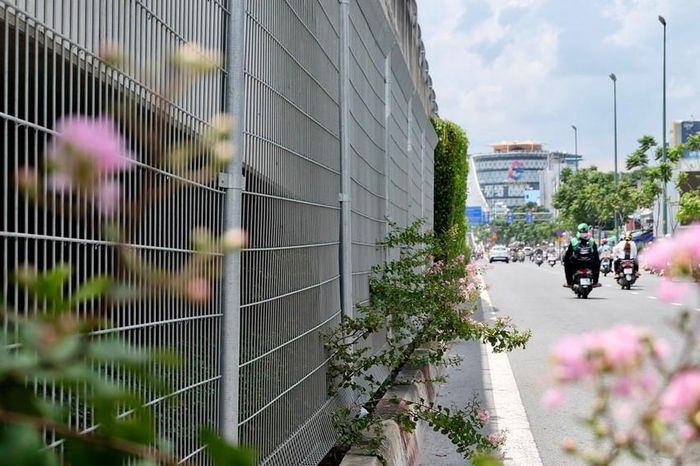 Dạ cầu Bình Lợi được rào chắn, tăng mảng xanh. Ảnh: ĐT