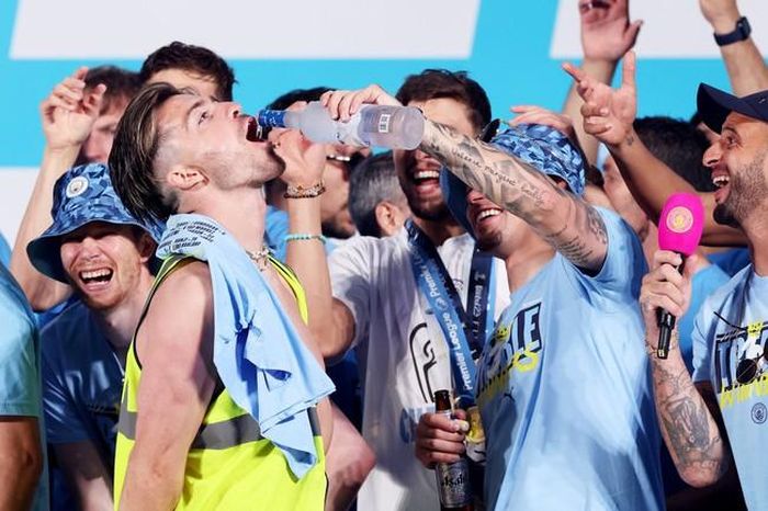 Một tháng qua, Grealish chìm trong tiệc tùng