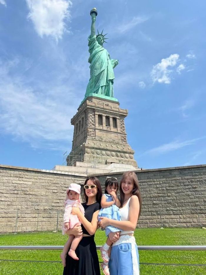 Hội mẹ bỉm sữa Phạm Quỳnh Anh và Đông Nhi hội ngộ tại NewYork (Mỹ)