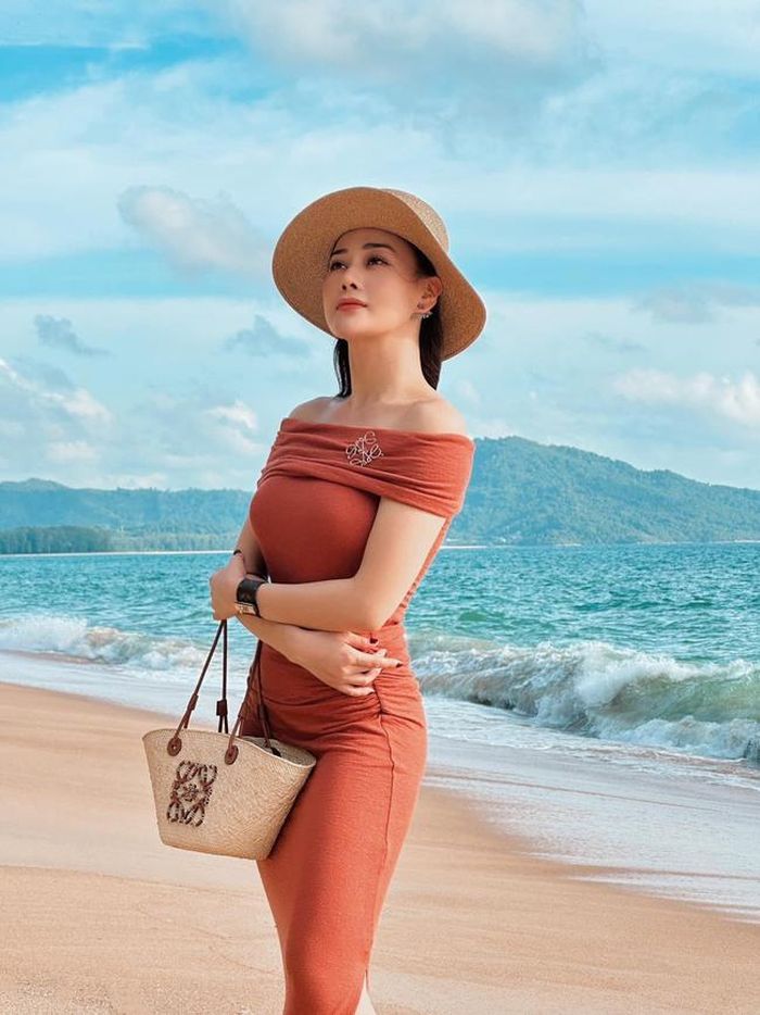 Diễn viên Phương Oanh ăn mặc sang chảnh, phong thái trưởng thành ra dáng phu nhân sau khi làm vợ doanh nhân Nguyễn Hòa Bình.