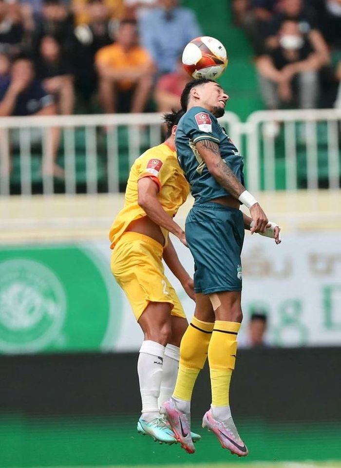 Paollo Oliveira là nỗi thất vọng của các CĐV HAGL nhưng đã kịp lên tiếng ở thời khắc quyết định trận gặp Khánh Hòa. Ảnh: VPF