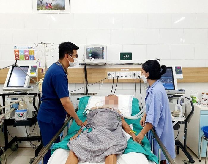 Điều trị cho bệnh nhân bị ngộ độc khi uống rượu ngâm mú từn. Ảnh: Suckhoedoisong.vn