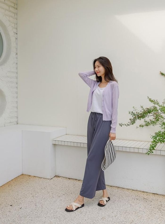 Đừng bỏ qua những chiếc áo cardigan khi diện quần chun. Chúng mỏng mảnh nên có thể diện quanh năm, đồng thời giúp giấu phần cạp chun một cách khéo léo giúp người mặc trở nên duyên dáng và lịch sự.
