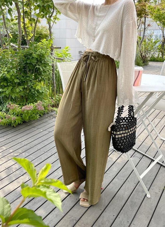 Để tạo cảm giác gọn gàng, tôn dáng, bạn gái có thể phối quần chun với áo croptop dáng rộng. Chọn kiểu áo mỏng mảnh có gam màu nền nã để set đồ đồng điệu tuyệt đối với thời tiết ngày hè.