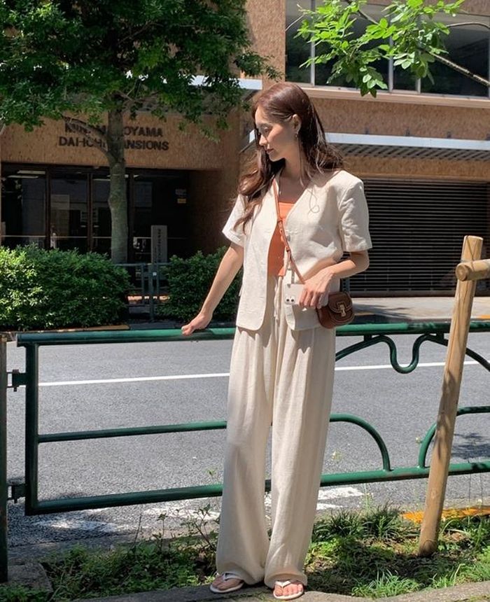 Quần chun dây rút màu be sáng sẽ khiến bạn gái hóa quý cô xinh tươi, nền nã tuyệt đối khi kết hợp cùng áo khoác ngắn tay “ton-sur-ton”. Với set đồ này, phụ kiện đi kèm nên được tiết chế tối đa để nhấn mạnh vào cảm giác tối giản, lịch sự.